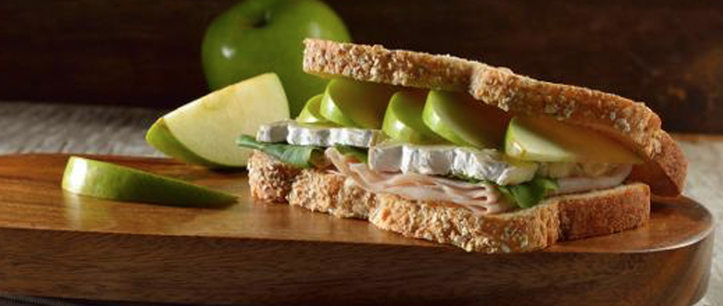 Sándwich de pan integral con pavo, manzana y queso
