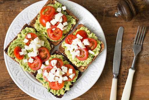 Tostadas integrales con aguacate y queso